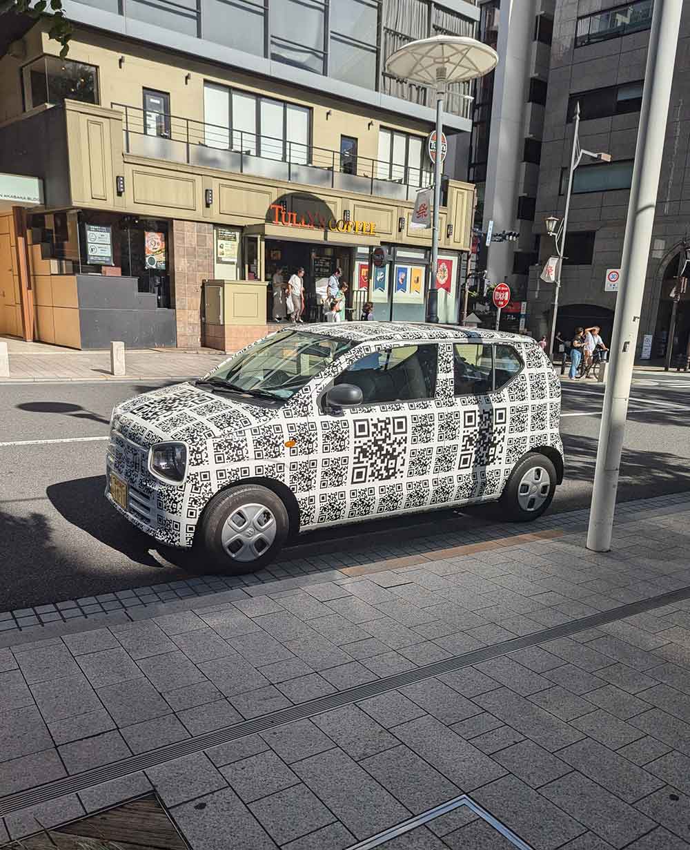 ＱＲコードが車体に印刷された自動車